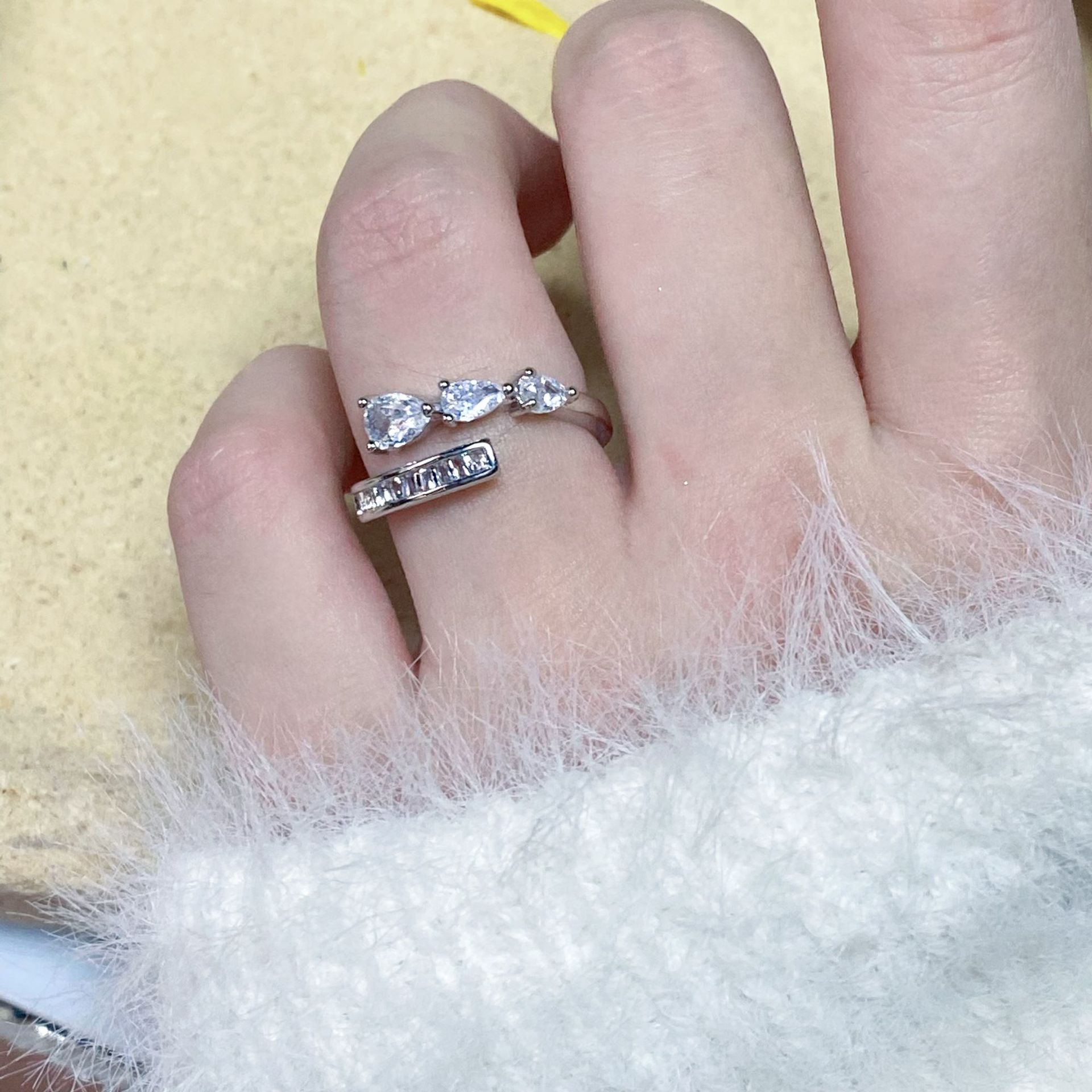 创意开口戒指女轻奢高级感镶锆石指环个性小众设计感水滴食指戒女