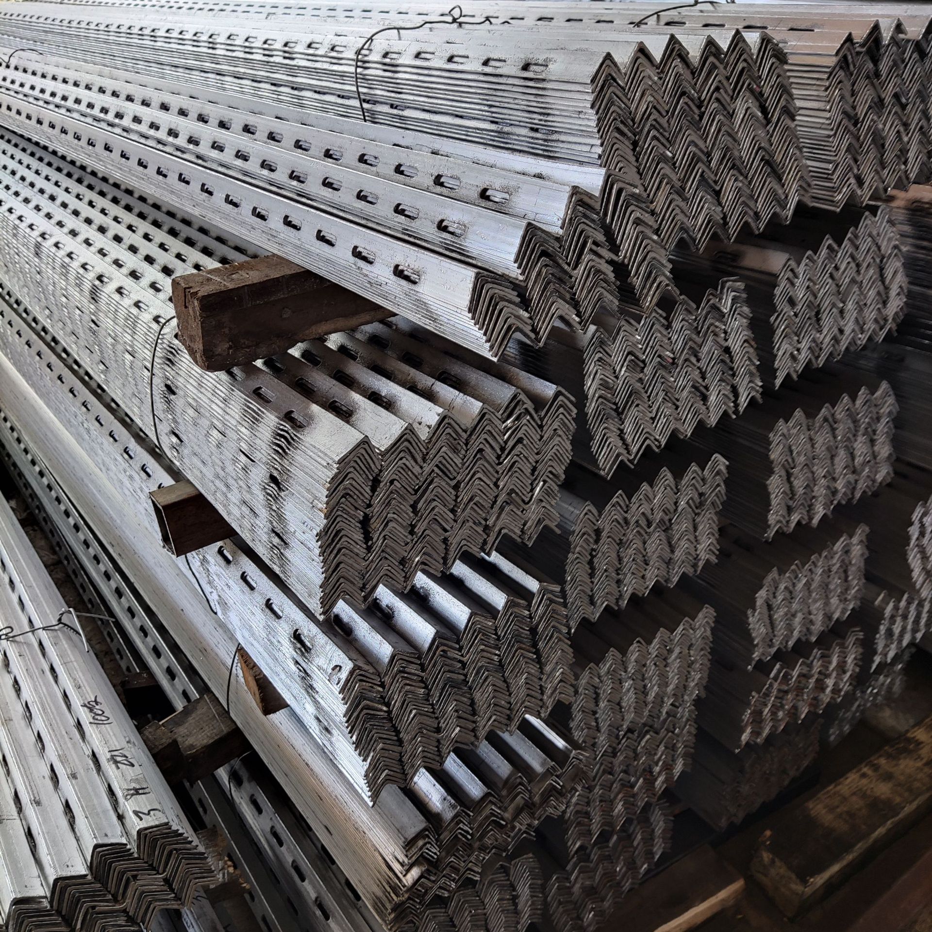 批发冲孔角钢 镀锌花角钢 冲孔角钢 打孔角钢 牧业用冲孔角钢