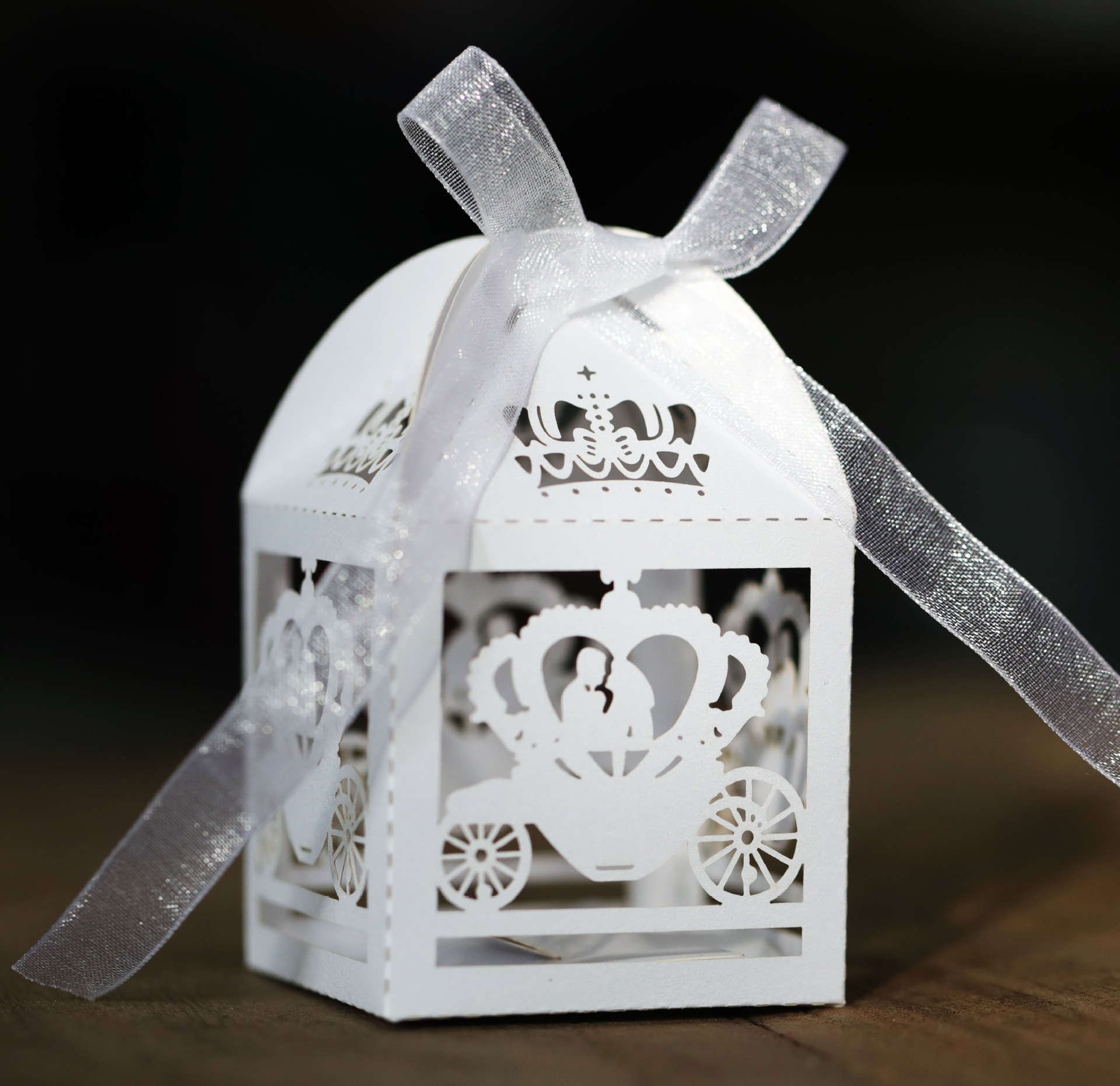 外贸跨境亚马逊婚庆喜糖盒镂空糖果盒情人节皇冠婚车巧克力纸盒