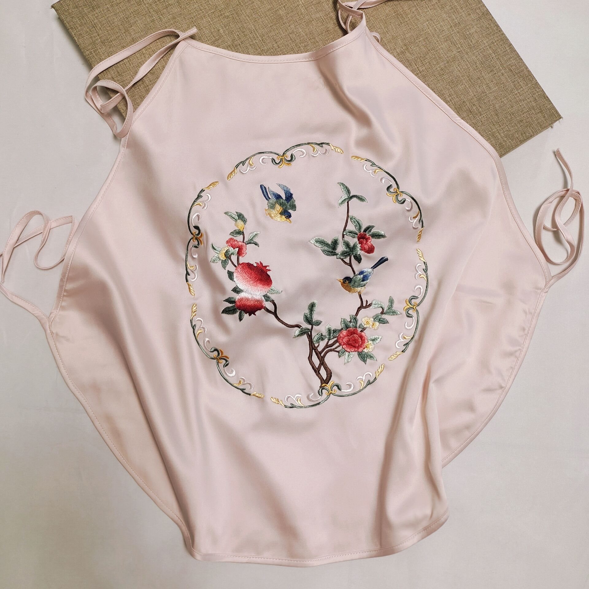 苏绣真丝刺绣肚兜女款成人肚兜复古中国风内衣丝绸女士吊带肚兜