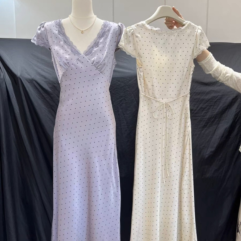 郑在在法式蕾丝边v领波点连衣裙女2025夏季气质修身紫色缎面长裙