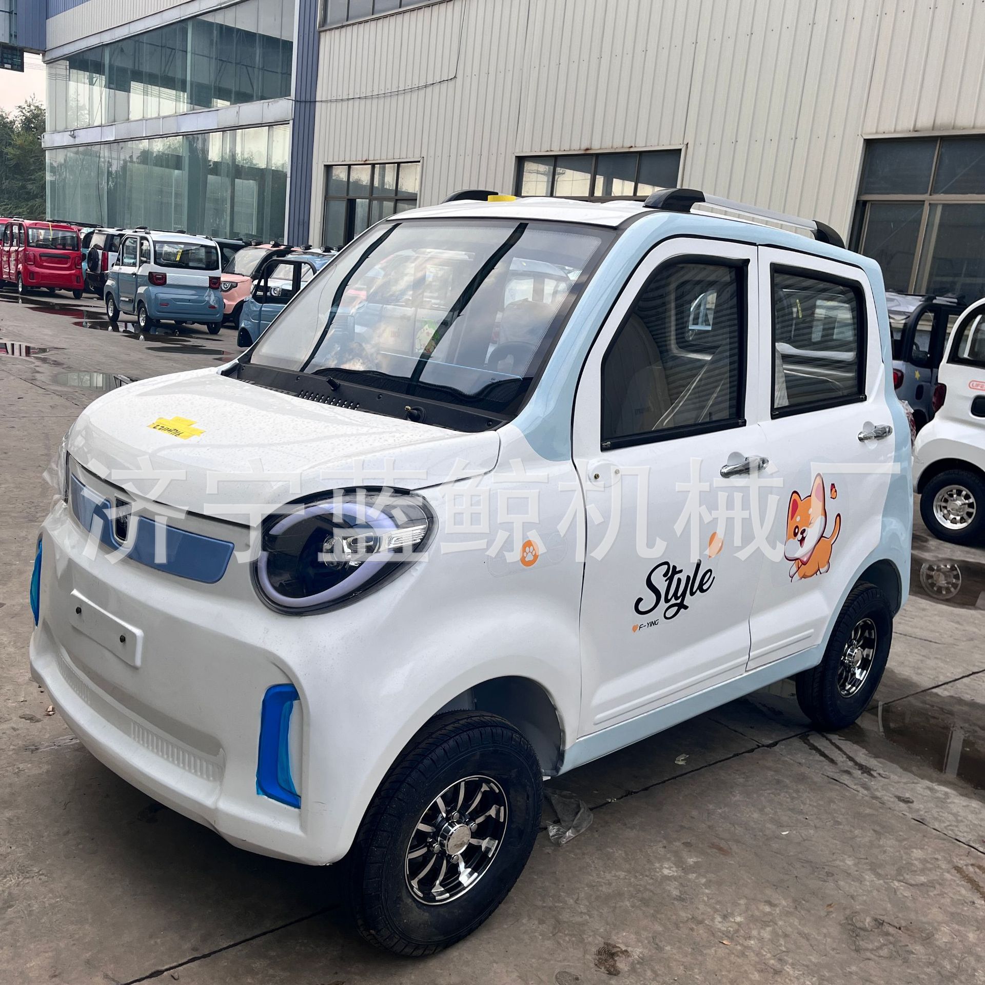 新款封闭电动四轮车成人家用老年代步女士接送小孩油电两用电动车