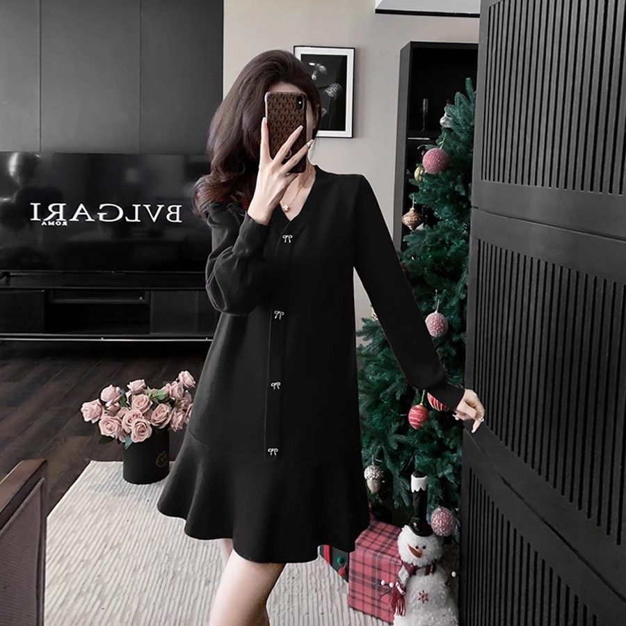 2025新款秋冬季优雅针织连衣裙女V领内搭红色宽松复古长袖毛衣裙