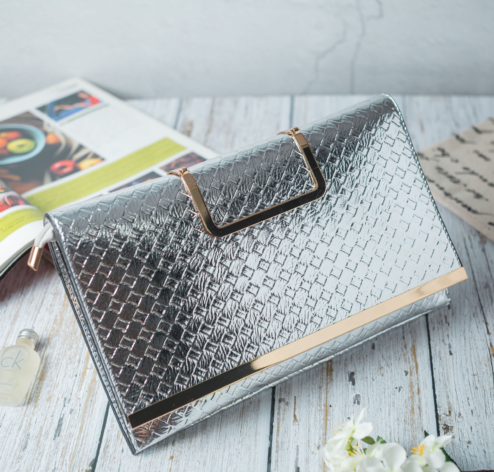 银色亮面pu手拿包手抓包斜挎手机包晚宴包女宴会包夜场ktv公主包