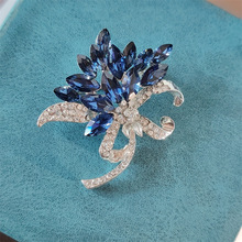 气质优雅韩版花朵胸针蓝色水晶时尚胸花高端西装别针小众外套配饰