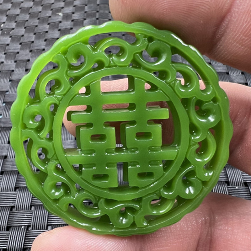 新疆和田外蒙料双喜挂件碧绿色镂空双喜吊坠仿玉石吊坠玉牌子车挂