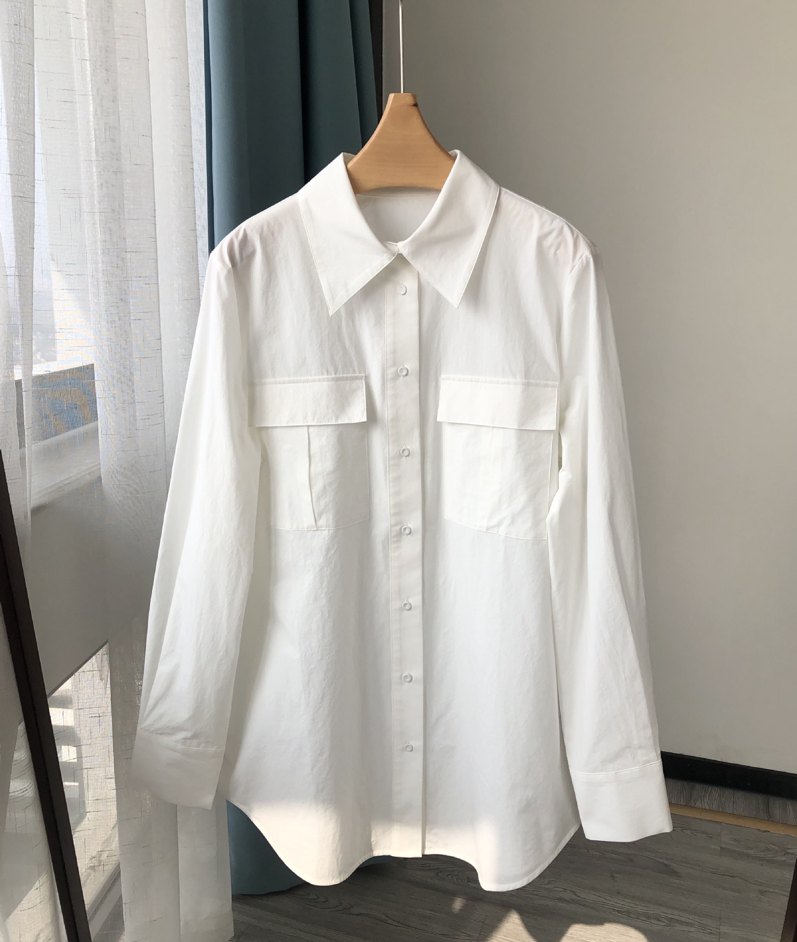 经典剪裁工装口袋 时髦男友风白衬衫 中性帅气率盐缩棉长袖衬衫