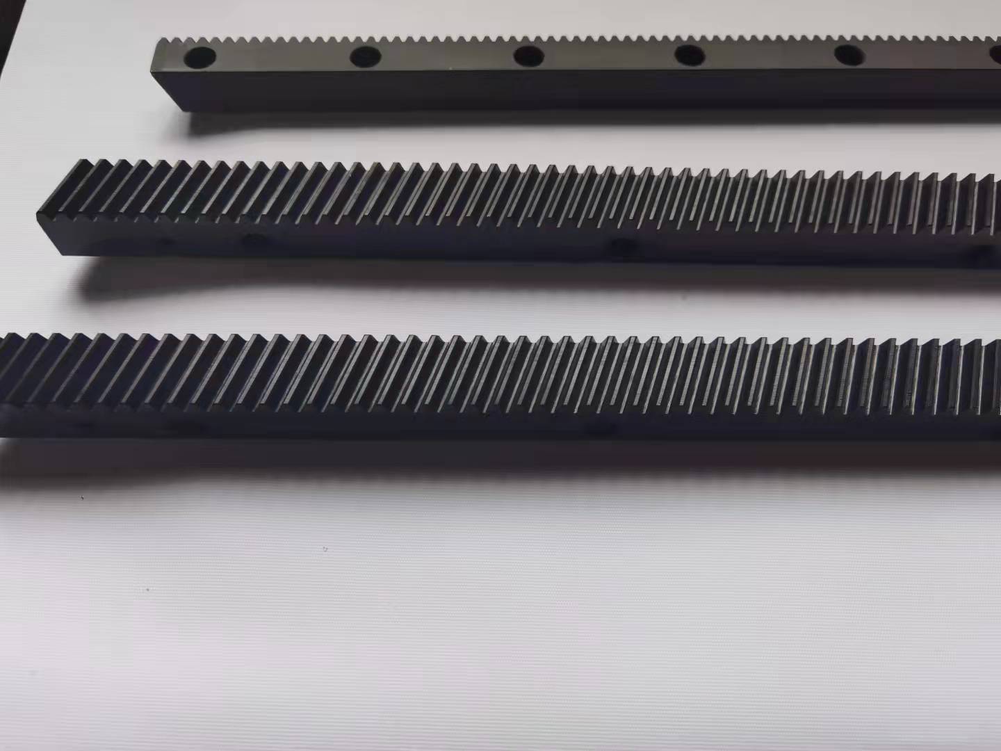 高精密斜齿条1.5模19*19*1米 7级高频淬火发黑齿条 精铣齿条