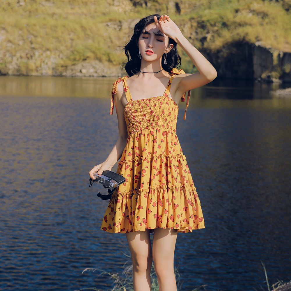 2020新款小个子吊带连衣裙海边度假短裙黄色小清新碎花裙沙滩裙女