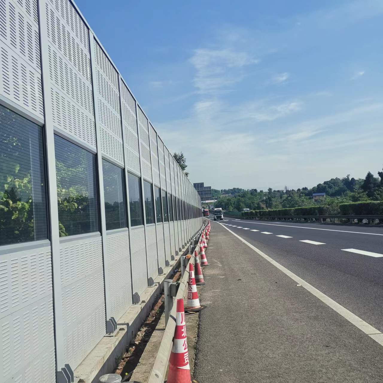 高速路隔音屏障 隔声屏障 安装便捷 消音降噪 欢迎选购 合作共赢