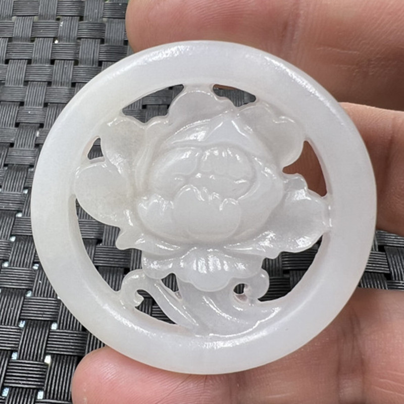 玉石挂件新疆和田墨玉牡丹花挂件方解石玉花开富贵吊坠镂空玉牌子