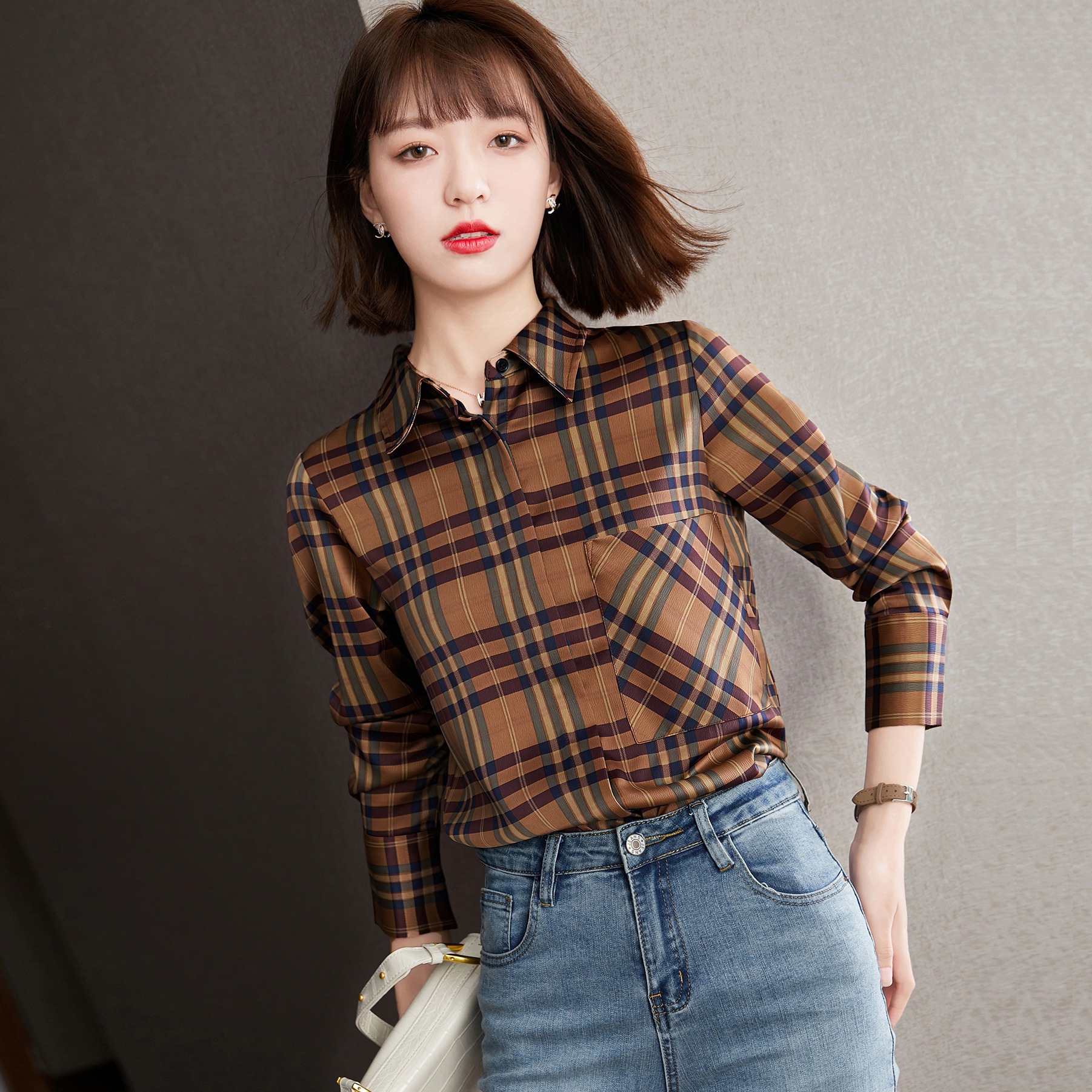 2021春款港味格子衬衫女法式复古翻领洋气时尚显瘦上衣缎面衬衣女