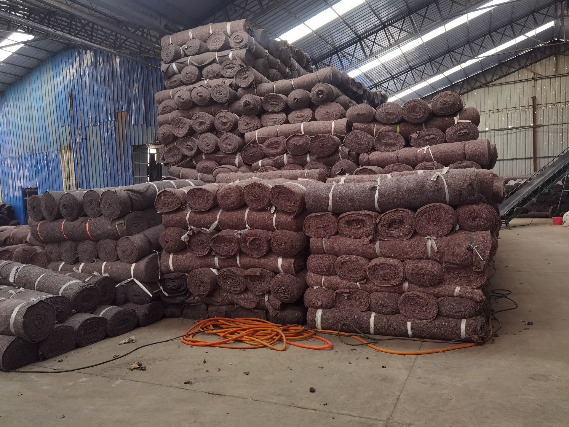 山东毛毡厂家供应 针刺蔬菜大棚保温毛毡 黑心棉保温防寒毯