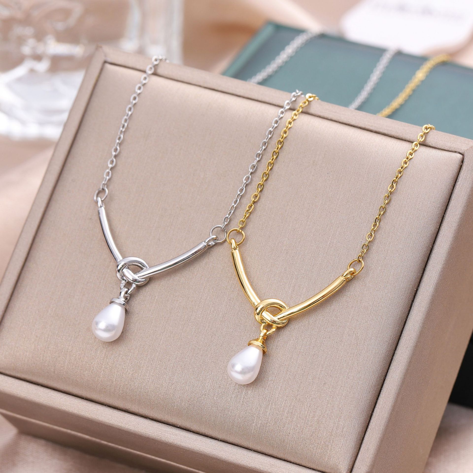 New String Pearl Item Titanium Steel Necklace Women's Special-Interest Design Simple and Light Luxury Clavicle Chain All-Match High-End Neck Accessories