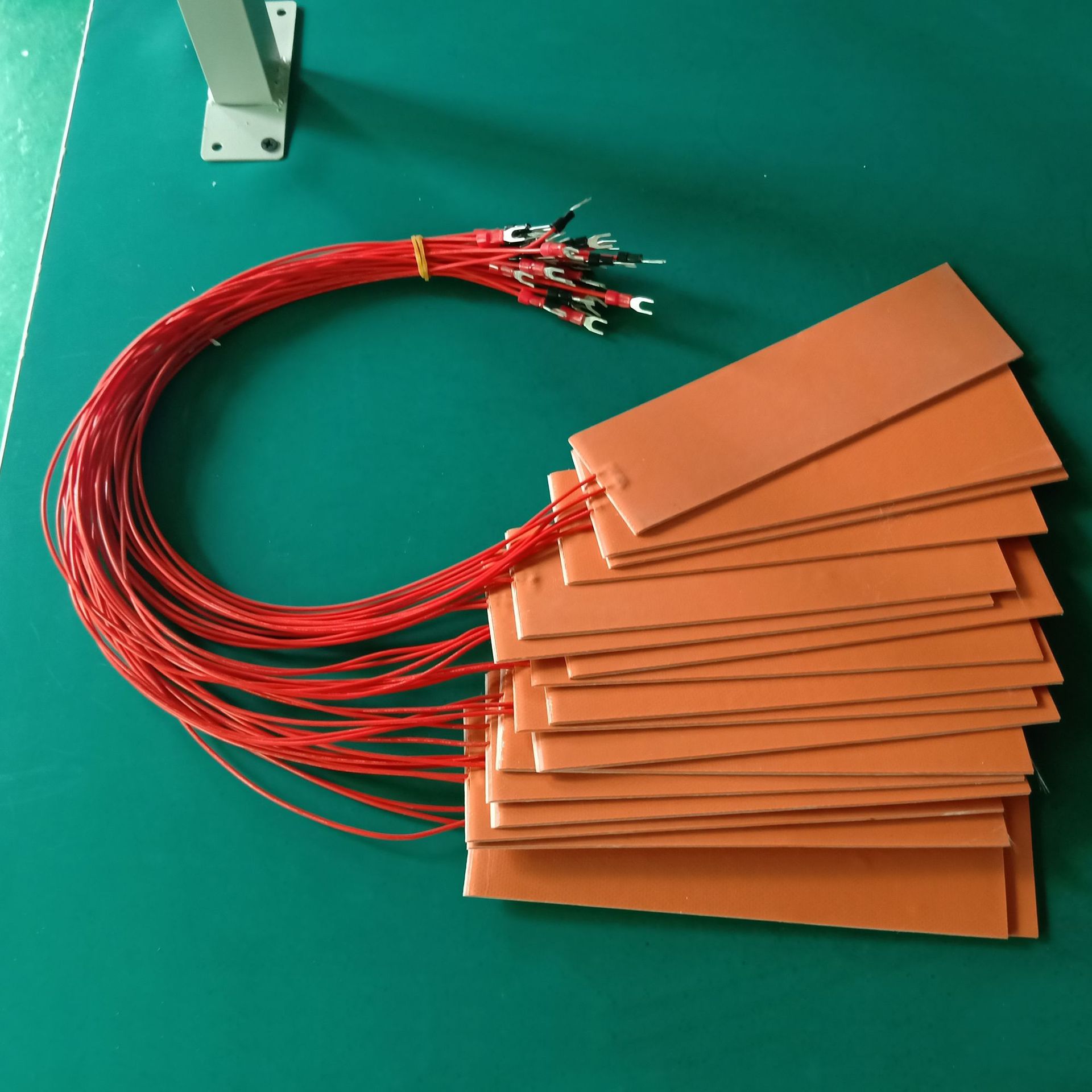 东莞厂家生产圆形硅胶加热片防水稳定耐高温耐高压方形硅胶发热片