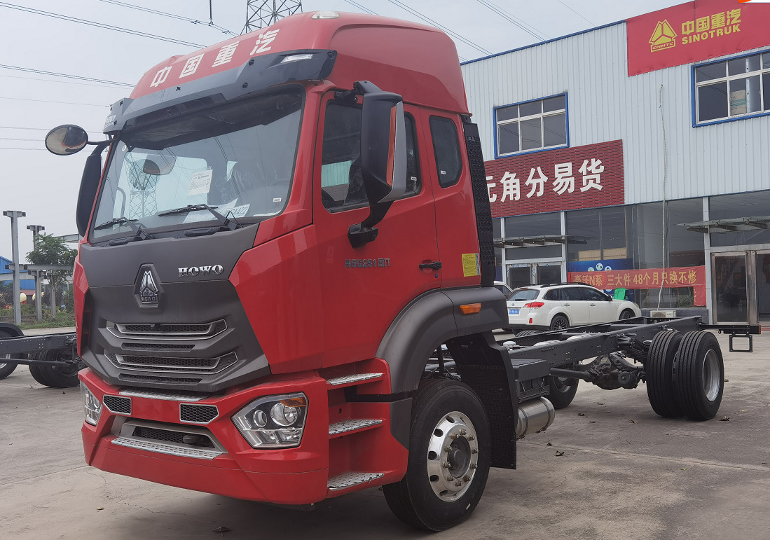 中国重汽国六豪瀚6.8米仓栅式运输车高栏载货车底盘18953179828