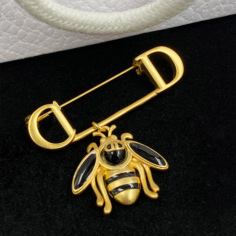 迪家中古高货蜜蜂cd字母胸针女欧美复古领针饰品百搭轻奢系列配饰