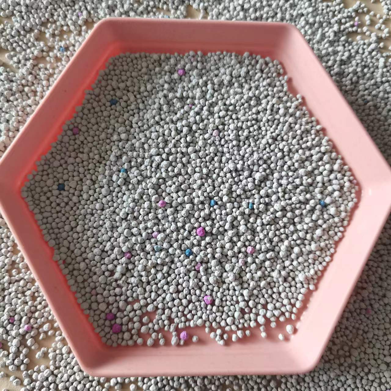 供应钠基膨润土猫砂抗菌除臭无尘猫砂活性炭吸附去味猫砂快速溶解