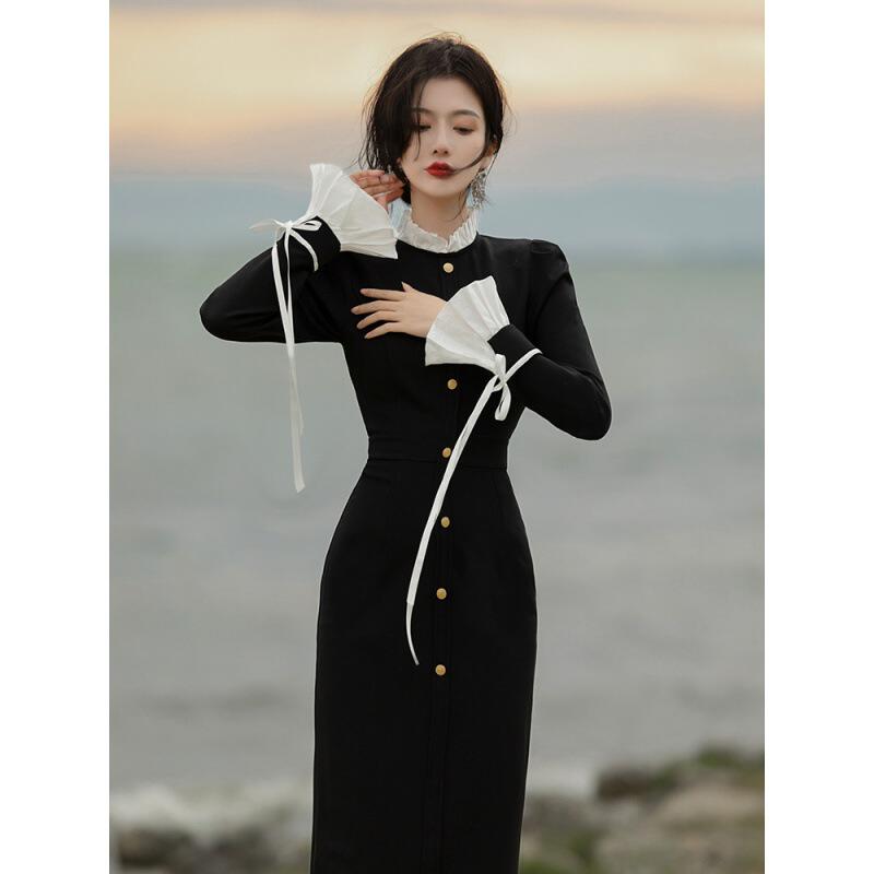 赫本风黑色连衣裙配大衣冷淡风法式复古秋冬新款气质长袖小黑裙