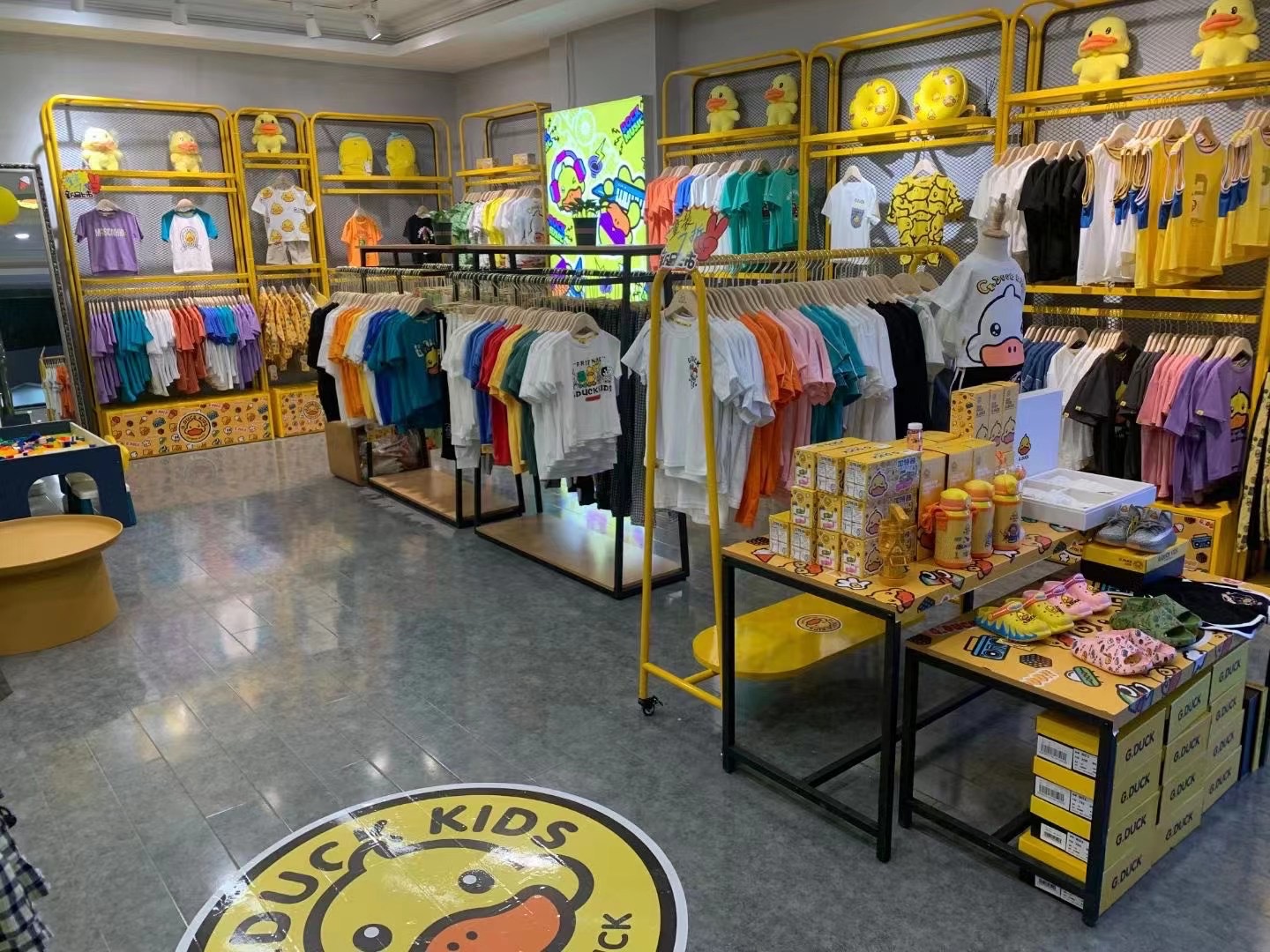 小黄鸭童装店服装货架 铁艺烤漆服装潮流展示架 bduck童装店定制