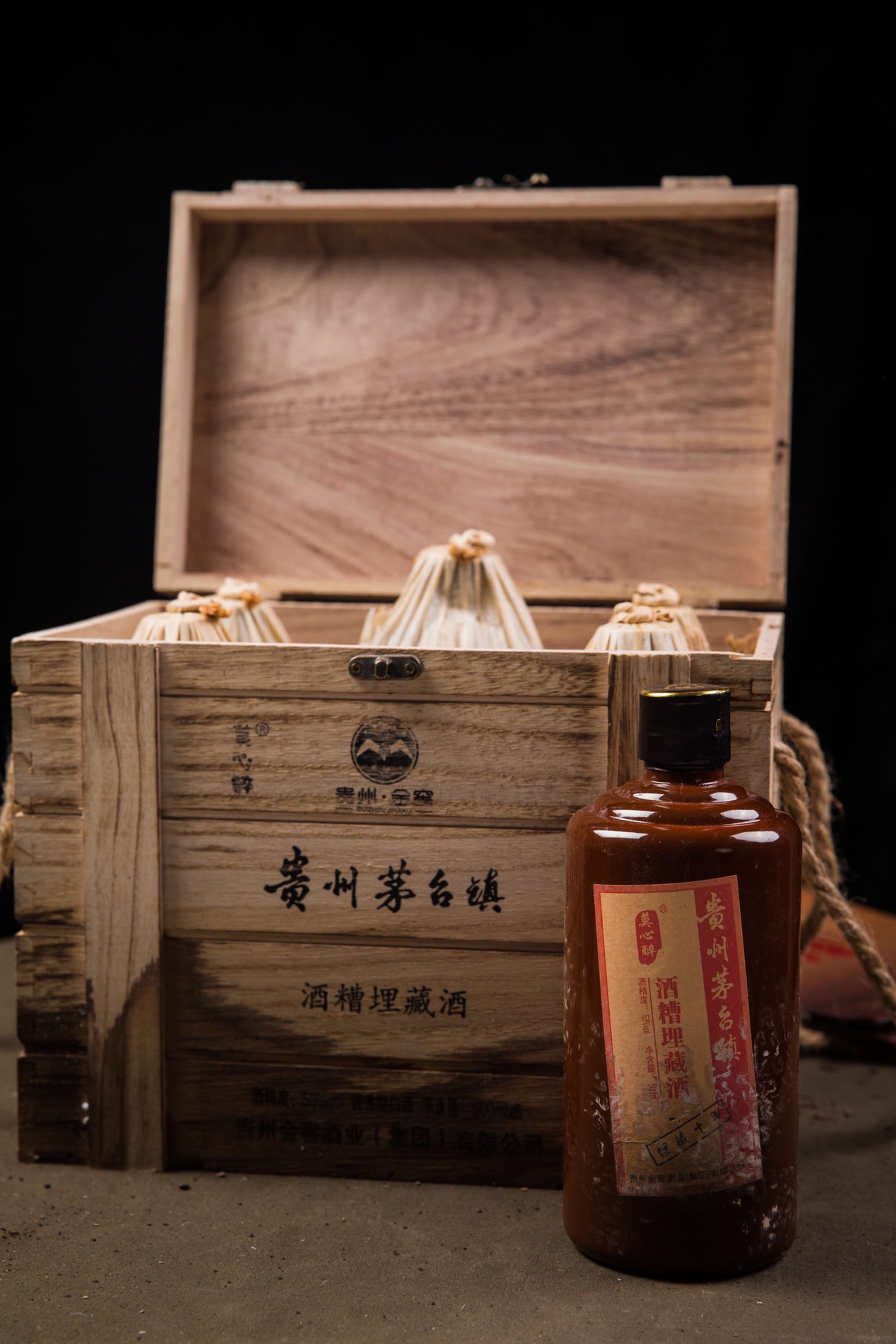 十年洞藏酒糟埋藏酒,净含量500ml*6 带三个礼袋 ,53度酱酒批发