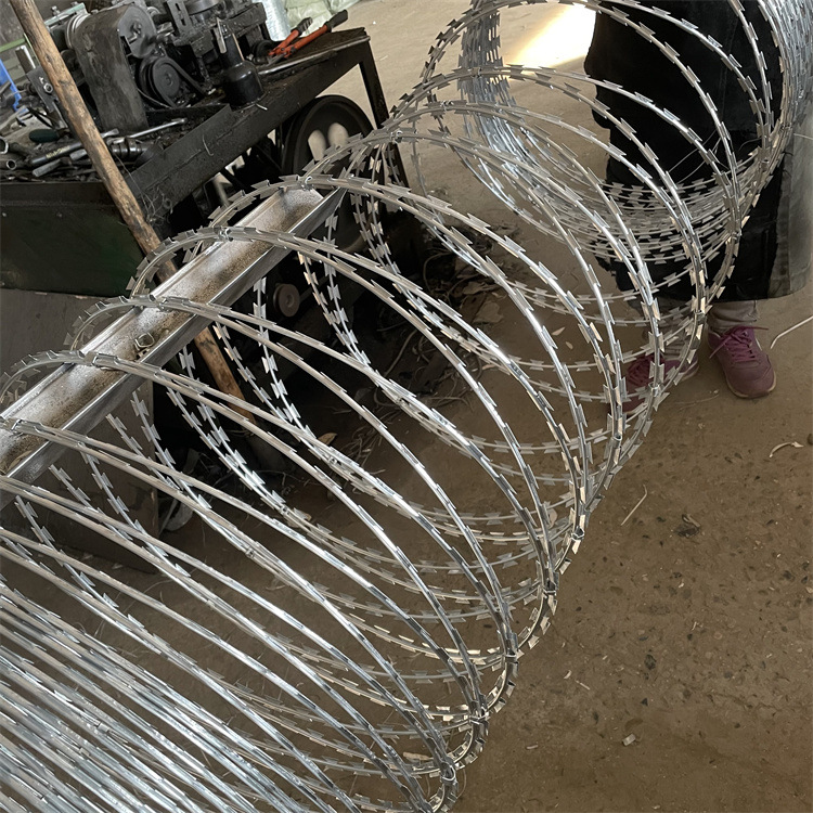 围墙刺网防盗网防爬刺带刺铁丝网热镀高锌防锈防盗刺滚笼刀片刺绳