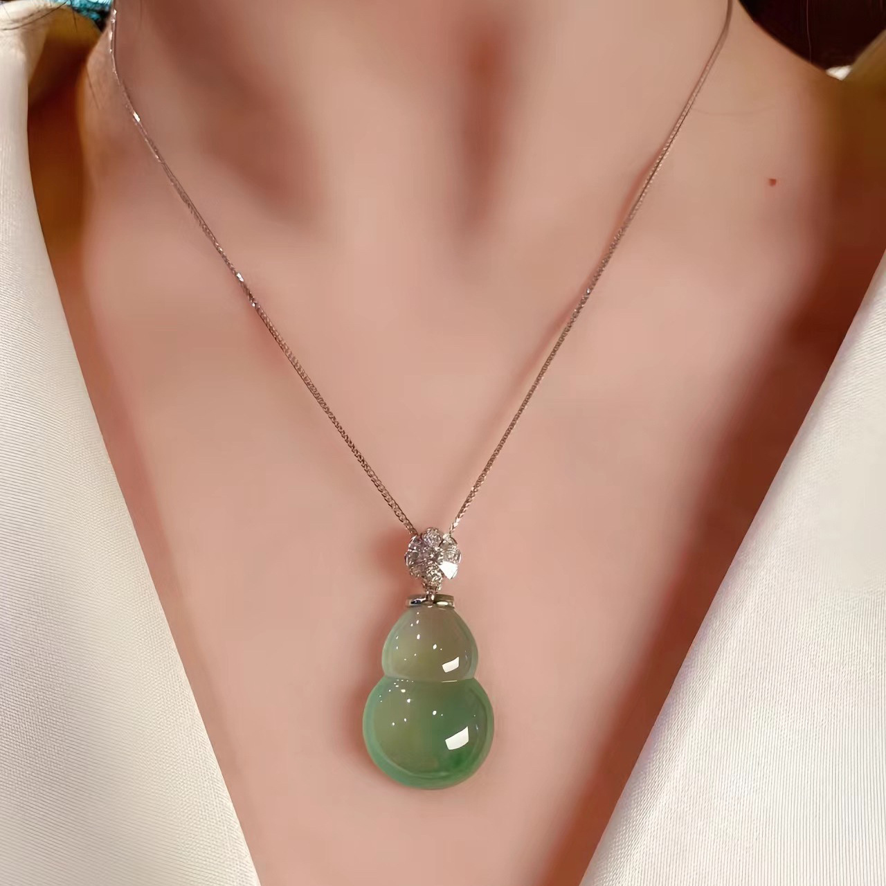 天然缅甸冰种飘绿葫芦翡翠吊坠老坑a货福瓜豆子玉坠子项链男女款