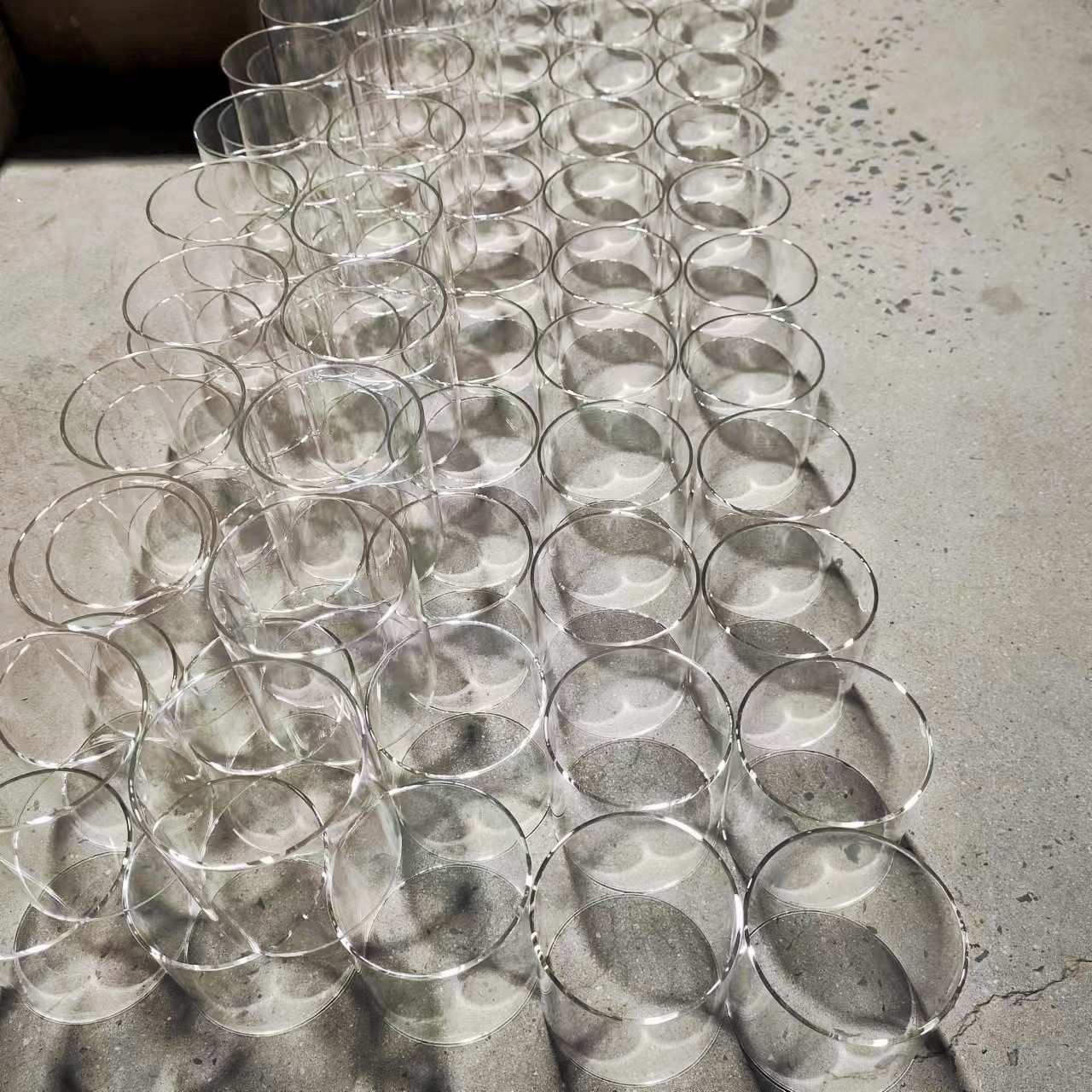 厂家批发高硼硅玻璃灯罩玻璃二通高硼硅玻璃管玻璃茶杯玻璃罩二通