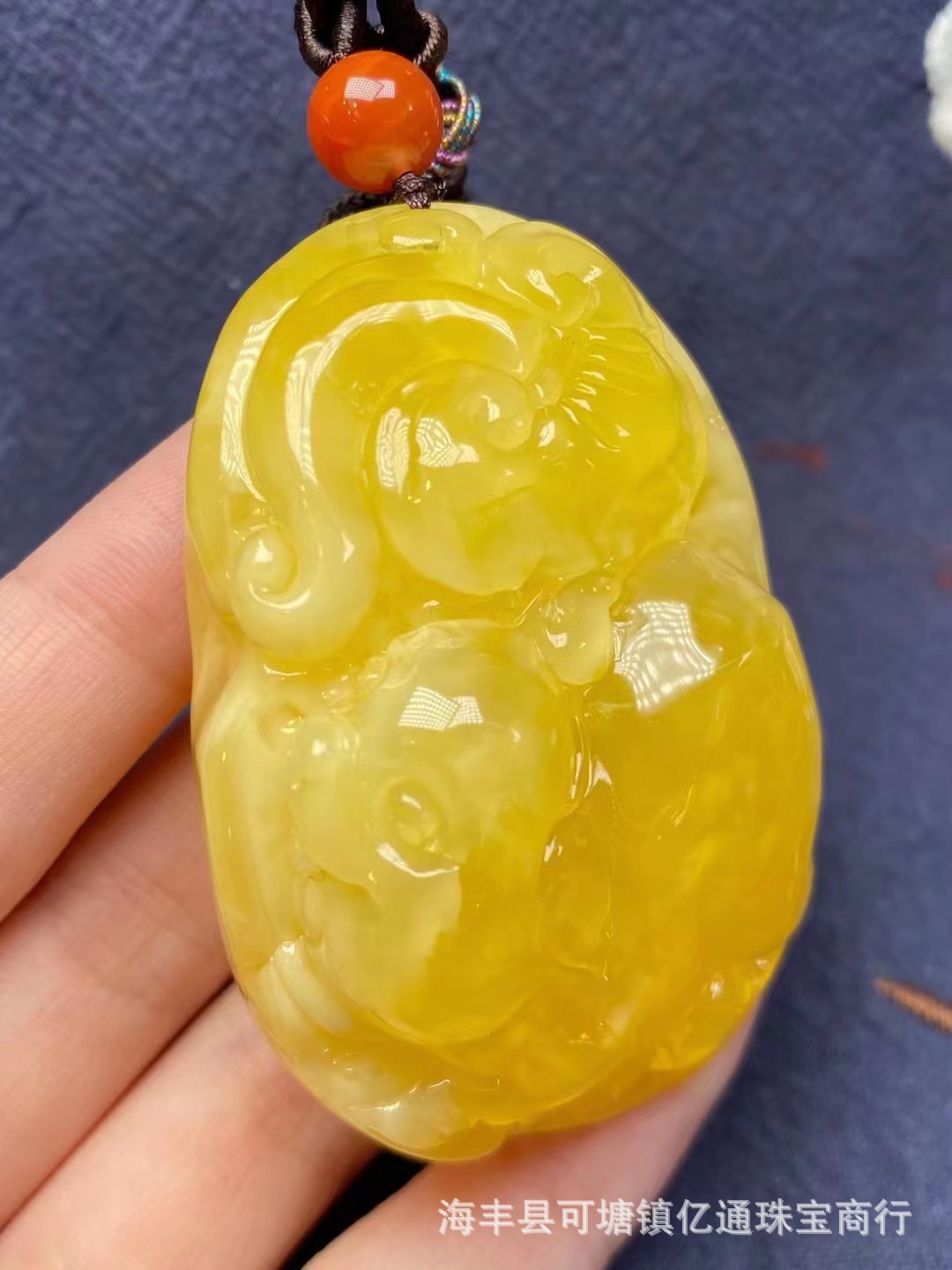 俄料天然蜜蜡精品雕刻吊坠(猪事如意)鸡油黄搭配南红亿通珠宝批