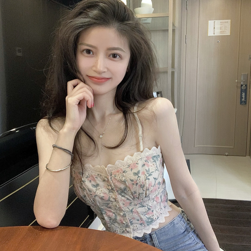 大美女穿吊带胸衣