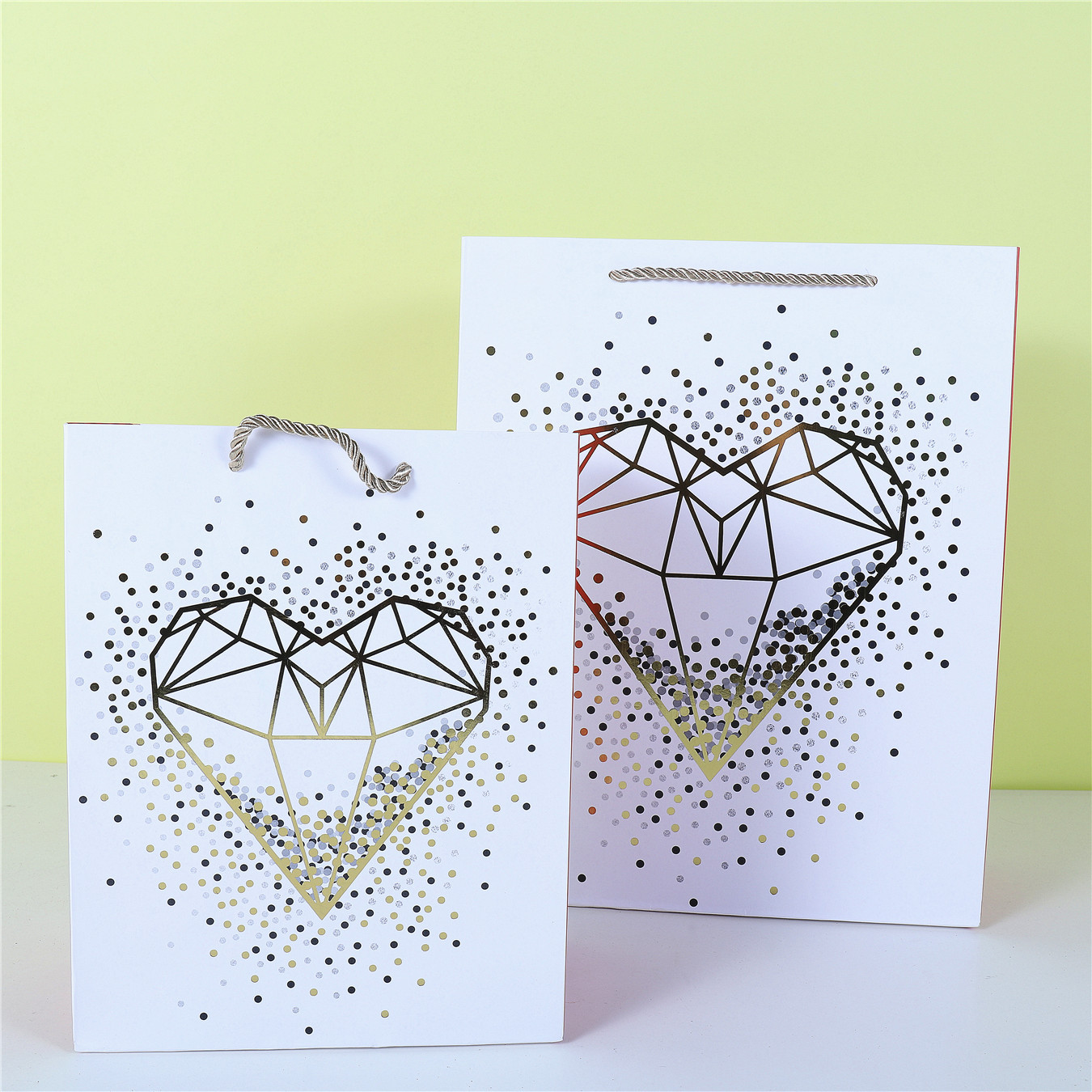 Valentine's Day Paper White Card Gift Bag Festive Wedding Gift Bag Heart Peach Gilding Paper Bag in Stock Wholesale