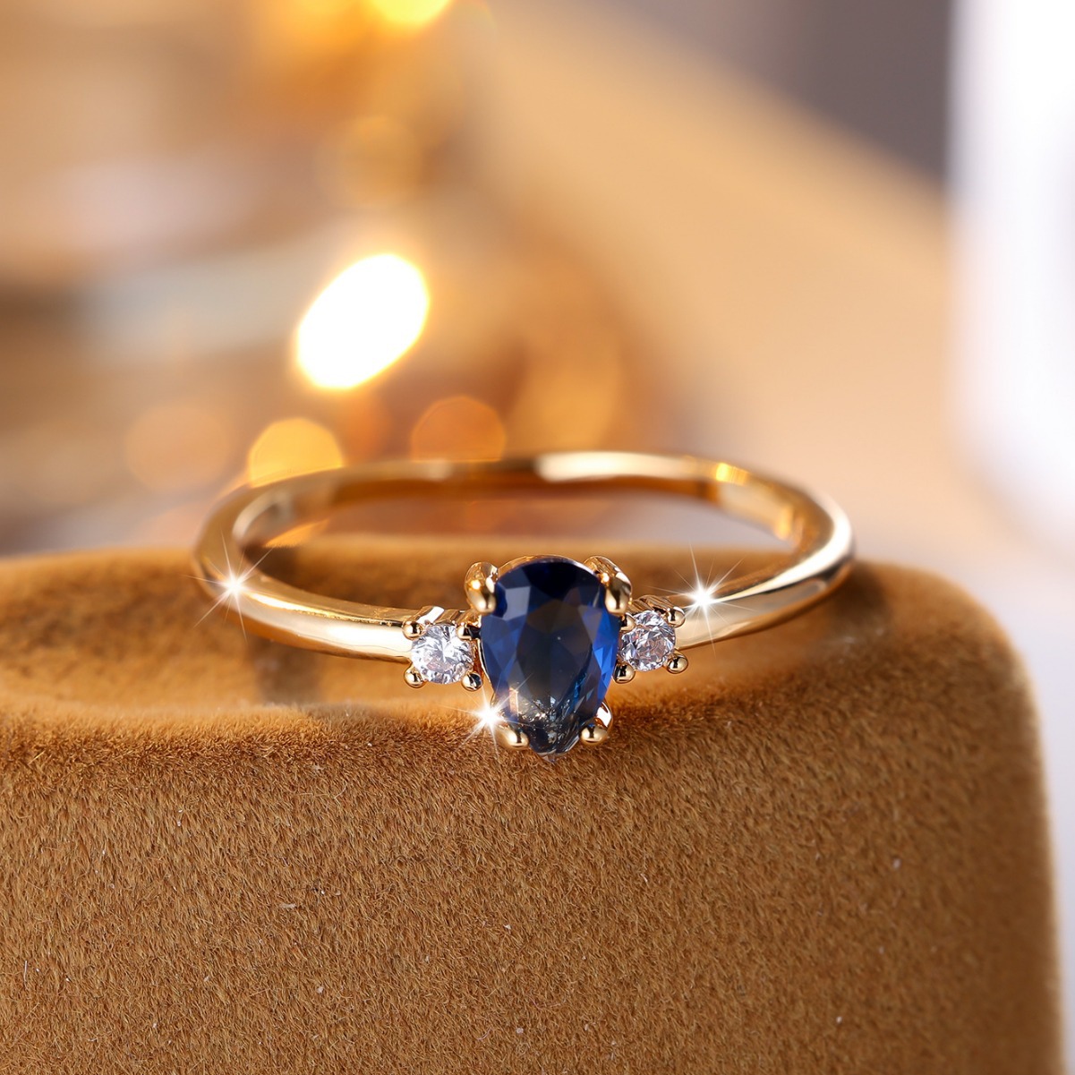 跨境wish速卖通黄金水滴形镶蓝白钻戒指简约小巧气质-阿里巴巴