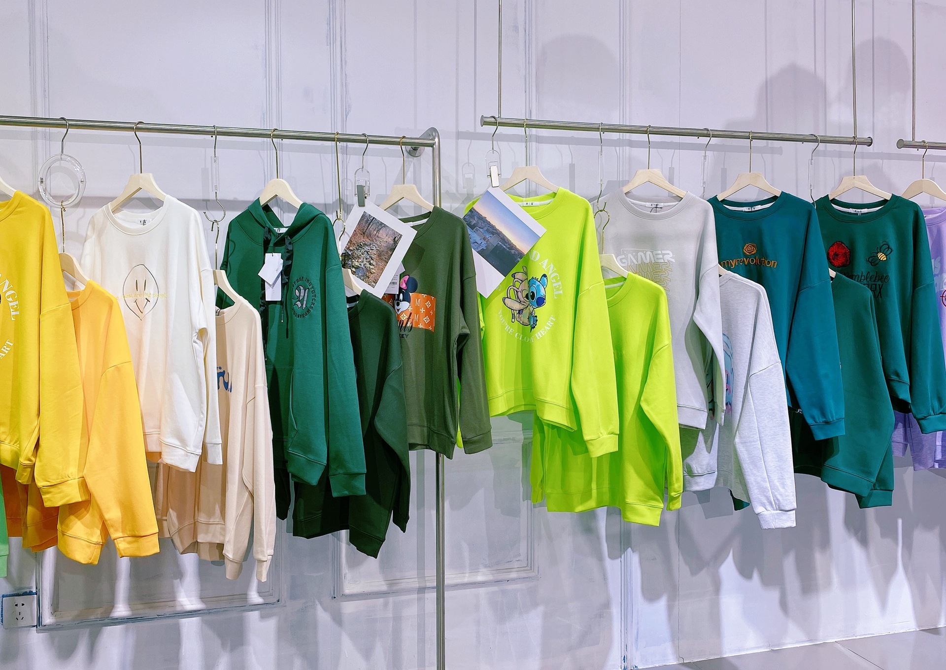 即墨区小马薯撤柜地摊货源卫衣批发进货剪标江南布衣品牌折扣女装