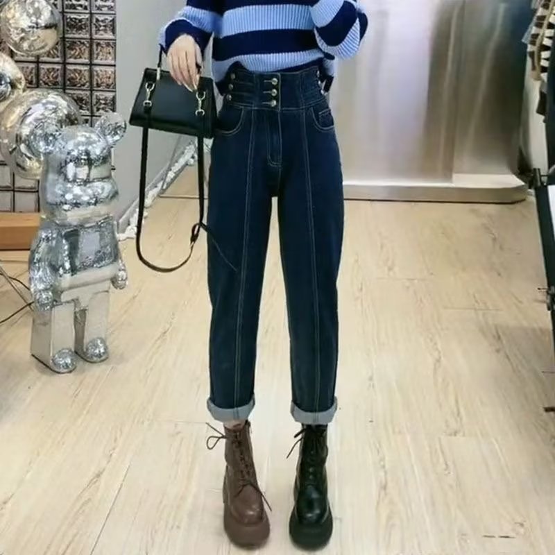 2022年秋冬季新款高腰直筒卷边排扣牛仔裤配马丁靴的裤子女老爹裤