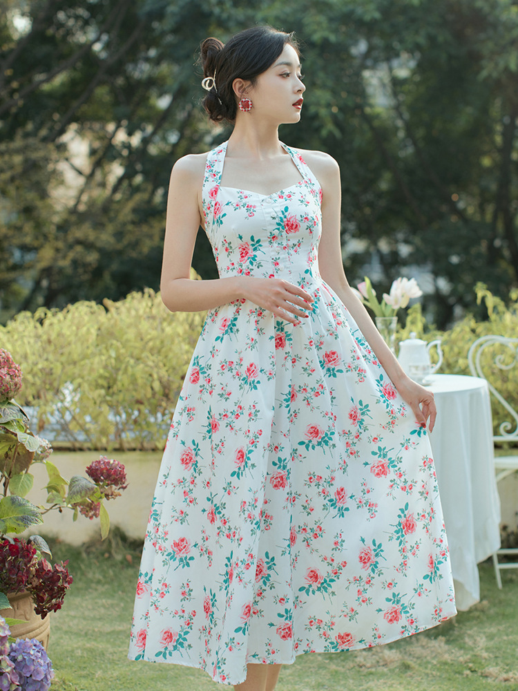 碎花吊带挂脖连衣裙图片