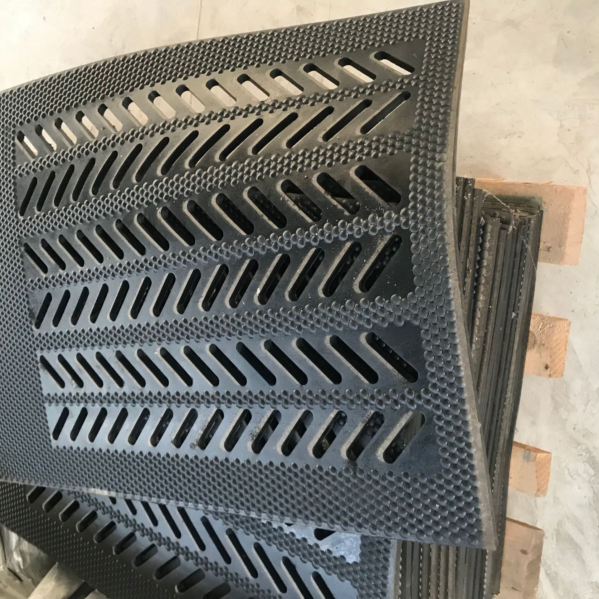厂家现货猪用橡胶防滑垫猪舍产床用防滑垫加厚防滑橡胶垫-阿里巴巴