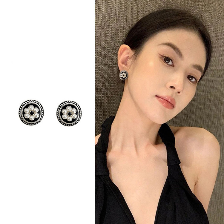 Korean Simple Retro Stud Earrings Women's Temperament Wild Love Heart Flowers Earrings High Sense Personality Pearl Earrings Wholesale