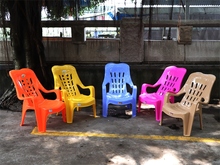 W7塑料加厚靠背沙滩椅躺椅大排档椅塑胶高背扶手椅家用成人熟胶椅