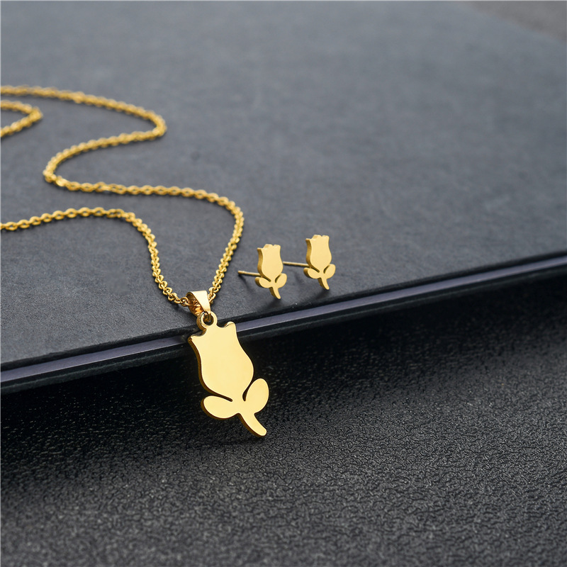 Cross-Border Supply Women's Stainless Steel Flower Necklace Japanese and Korean Fashion Gold-Plated Flowers Pendant Necklace and Earring Suit Wholesale