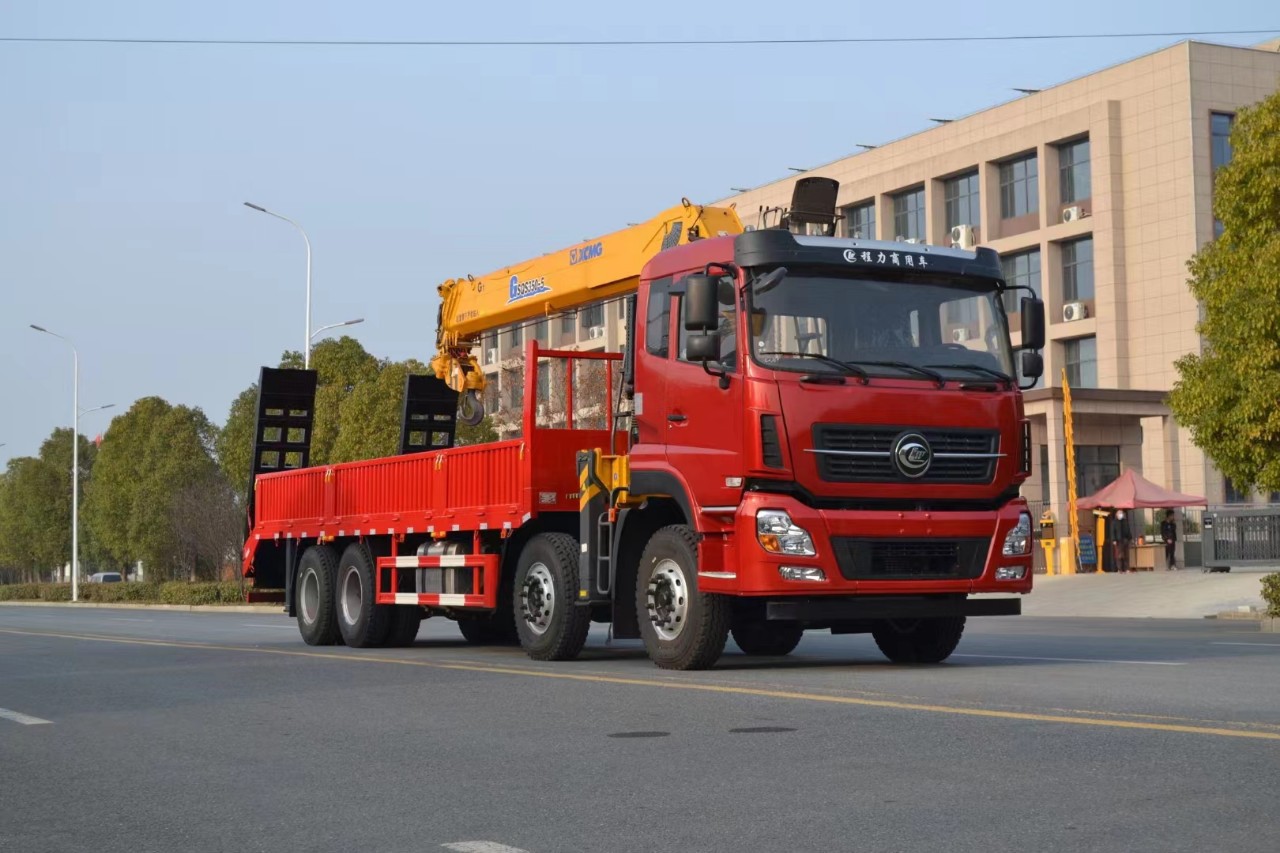 程力随车吊平板运输车价格,大型随车吊平板拖车厂家,可拉挖掘机