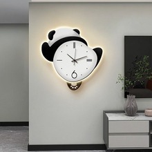 暴力熊花花熊猫创意挂钟客厅家用新款钟表餐厅静音摇摆时钟壁挂灯