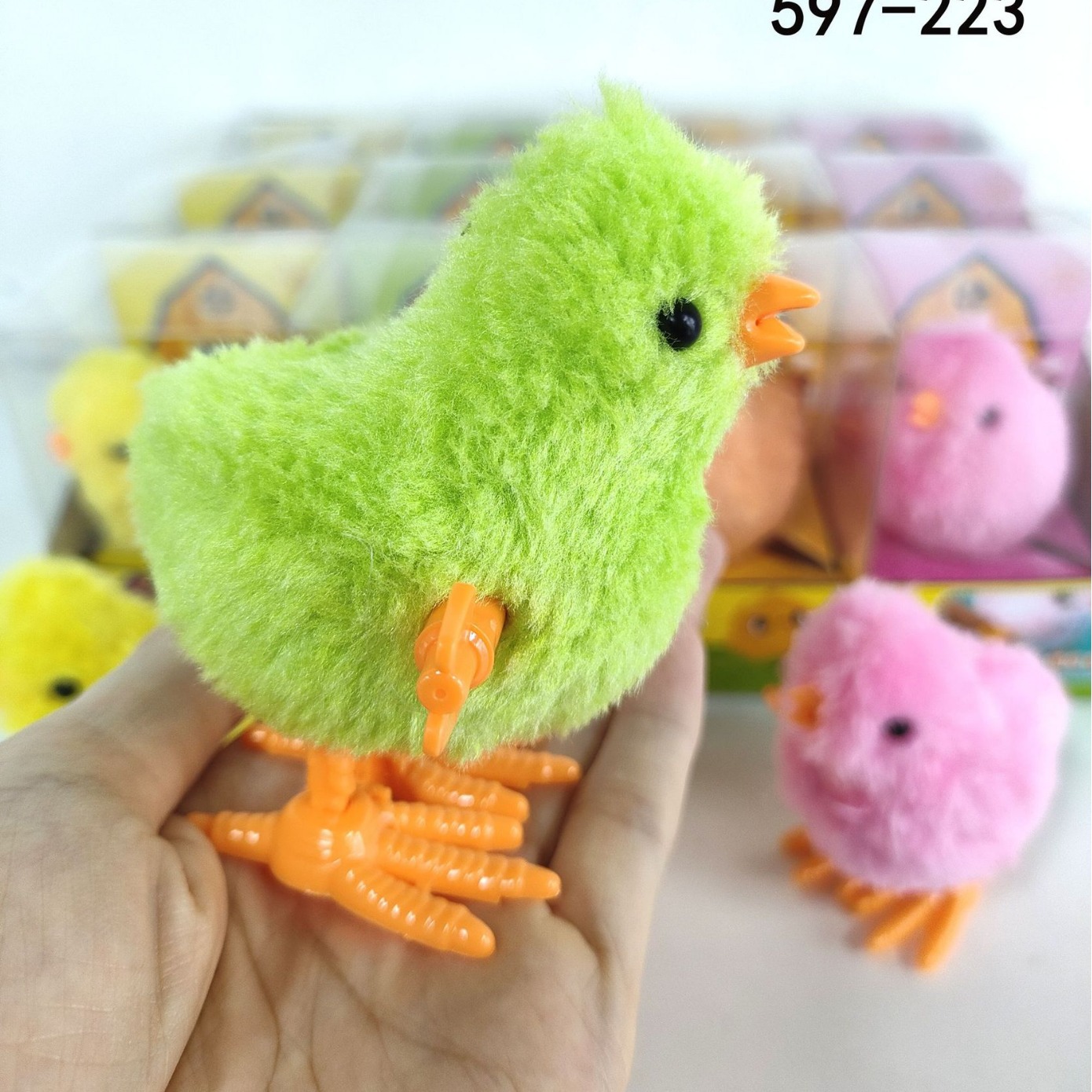 抖音同款宠物用品上链发条跳跳毛绒小鸡仿真地摊热卖儿童地摊玩具
