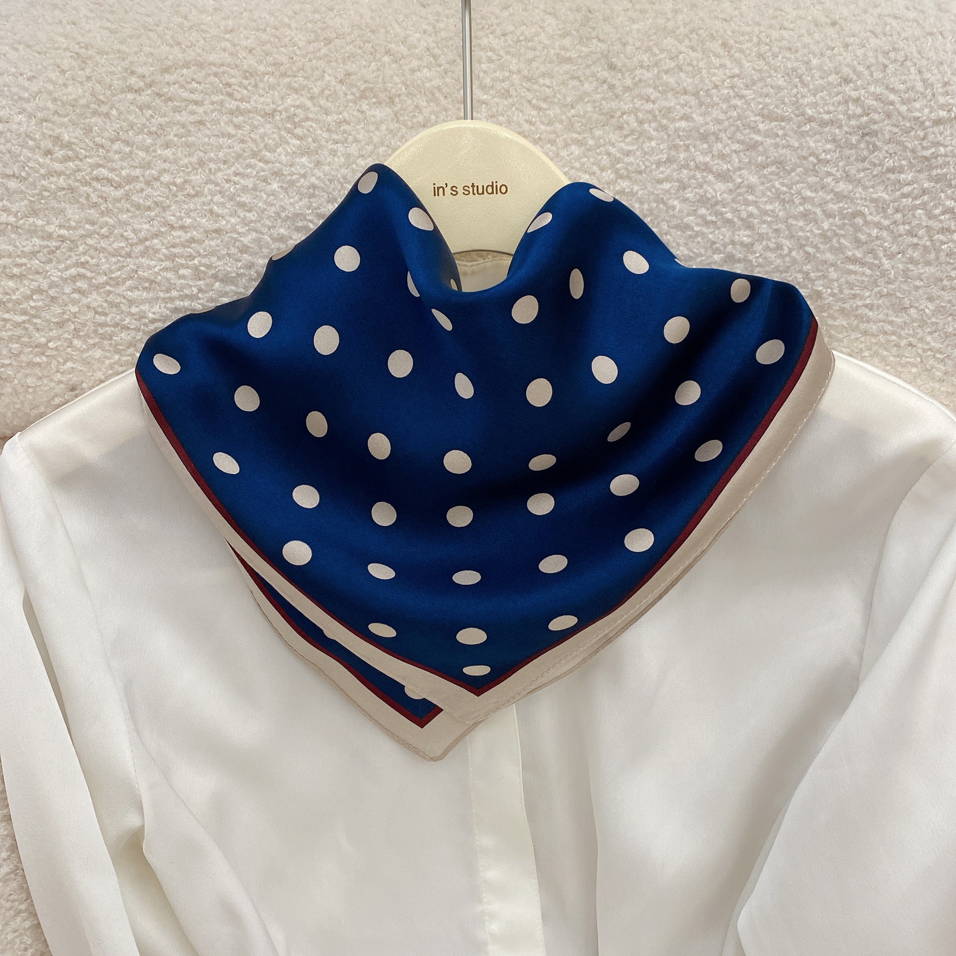 New Simple Series Retro Dots 53 × 53cm Mulberry Silk Silk Small Square Towel Female Professional Commute Style Small Scarf