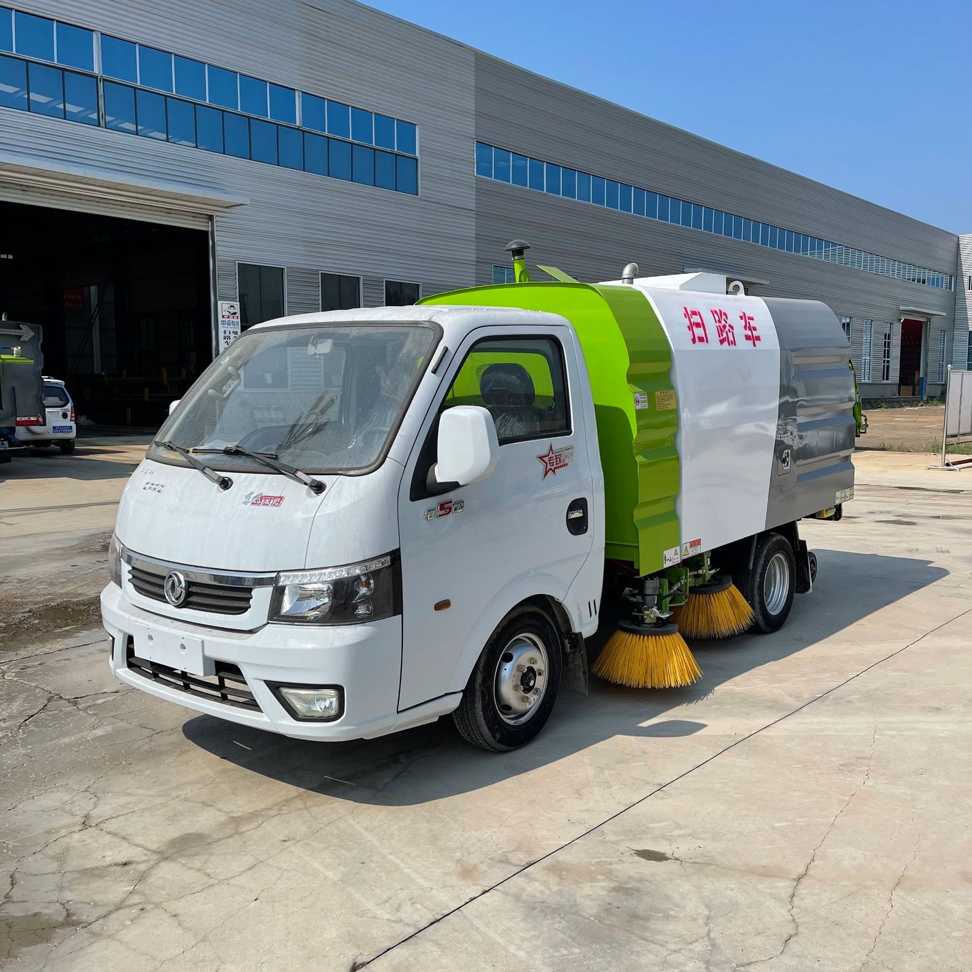 蓝牌小型清扫车 3吨道路扫路车 工程吸扫式扫地车-阿里巴巴