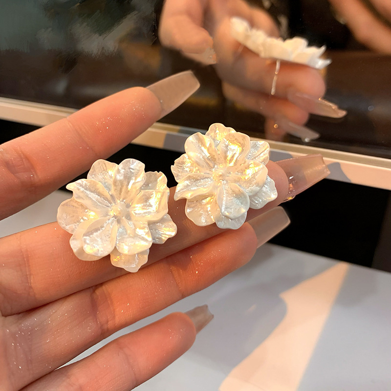 Retro French White Camellia Flower Earrings for Women Autumn and Winter 2024 New Trendy Earrings Niche Temperament Ear Rings