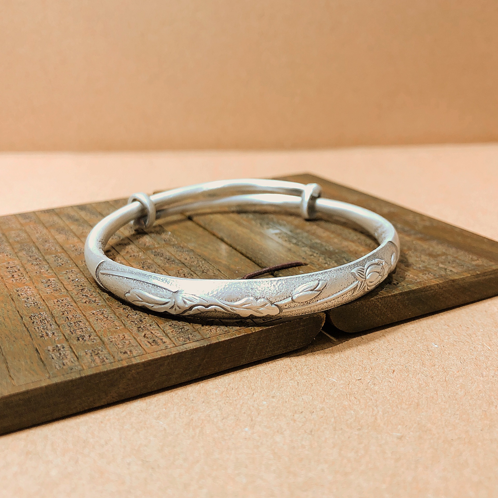 福氏足银999复古做旧浮雕荷花六字真言莲花底推拉走马圈纯银手镯