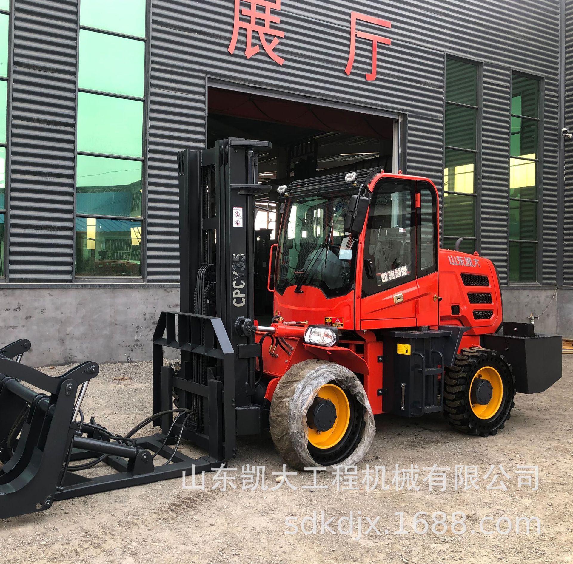 山东凯大越野叉车 叉石块用 工厂搬运四驱液压叉车建筑工地叉车m