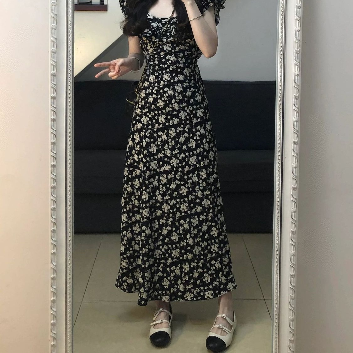 茶歇法式赫本风黑色碎花连衣裙女夏季新款气质收腰显瘦方领a字裙