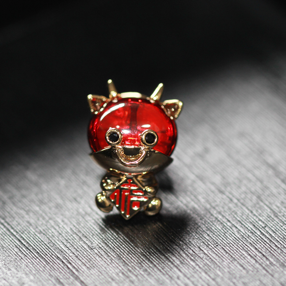 牛年动物生肖胸针日韩简约可爱抱着福字的牛宝宝领针男女同款配饰