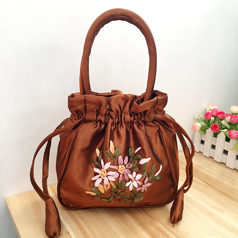 2020新款民族风复古绣花布包水桶包抽绳手机包收纳包工艺手工女包